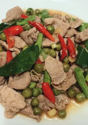รูปของ หมูผัดกะปิมะเขือพวงถั่วฝักยาว