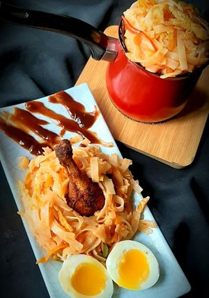 A picture of Rice Noodles with Crunchy Veg and Chicken.