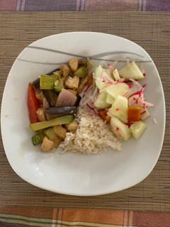 Una foto de Saltado de pollo con berenjenas y zapallito italiano