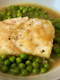 Una foto de Bacalao con guisantes