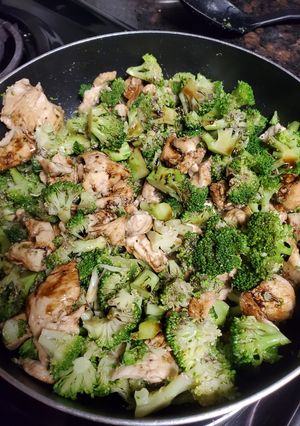 Una foto de Pollo con brócoli