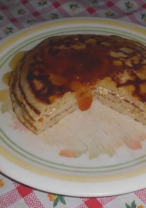 Una foto de Panquecas de trigo y avena con mermelada de ciruelas