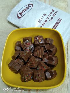 ડ્રાયફ્રુટ ચોકલેટ(dry fruit chocolate recipe in Gujarati) રેસીપી મુખ્ય ફોટો