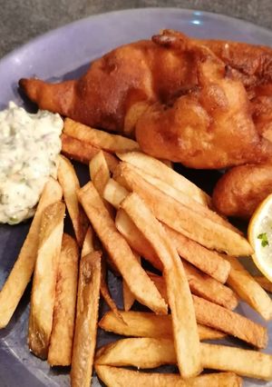 Une photo de Fish and chips sauce tartare