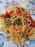 Fideos sin tacc salteados con tomate, ajo y albahaca