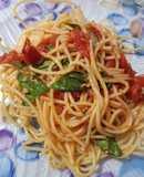 Fideos sin tacc salteados con tomate, ajo y albahaca