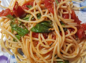 Una foto de Fideos sin tacc salteados con tomate, ajo y albahaca
