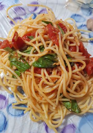 Una foto de Fideos sin tacc salteados con tomate, ajo y albahaca