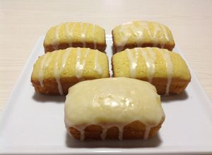 Una foto de Lingotes de Vainilla con glasé de limón
