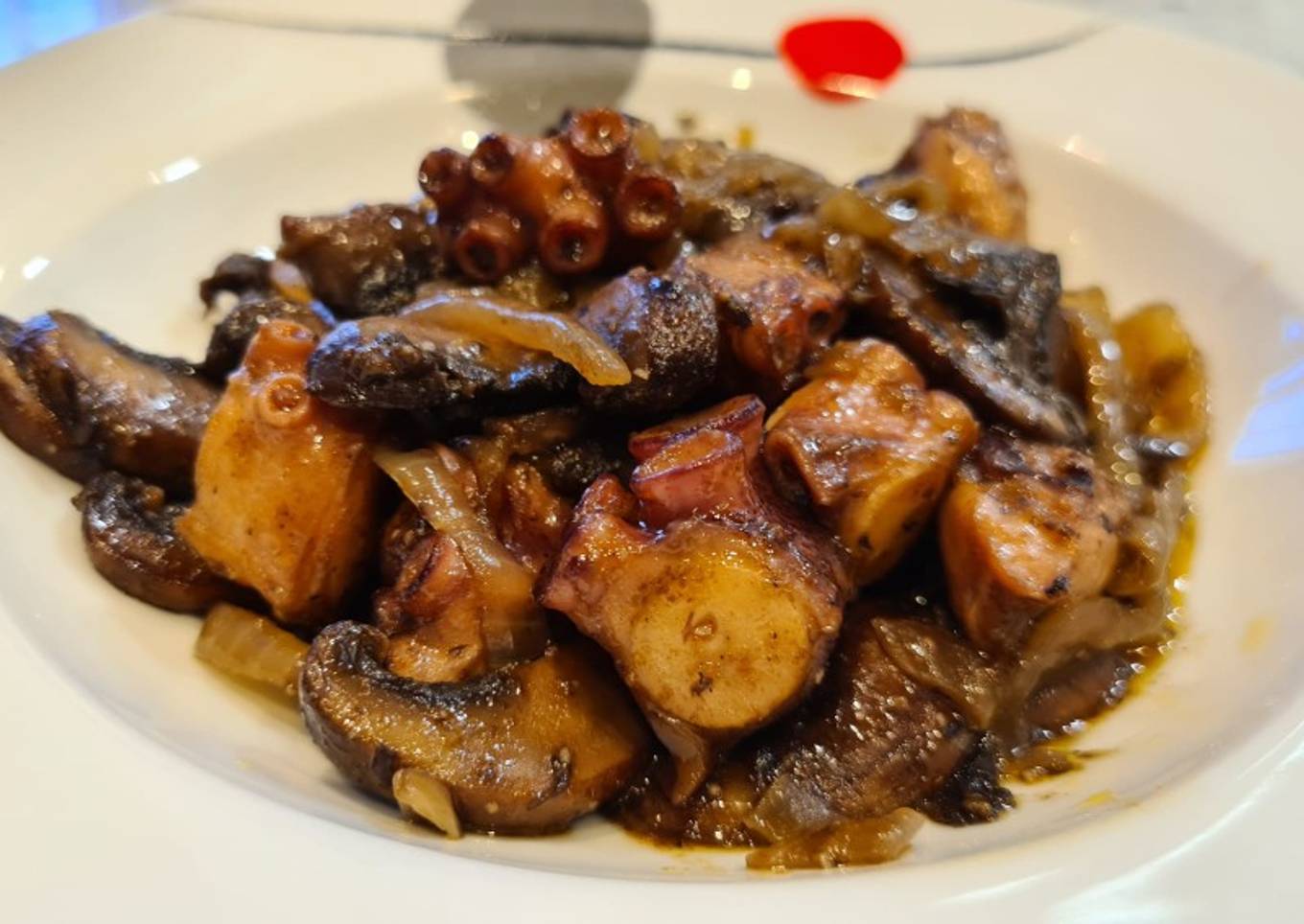 Salteado de pulpo con champiñones