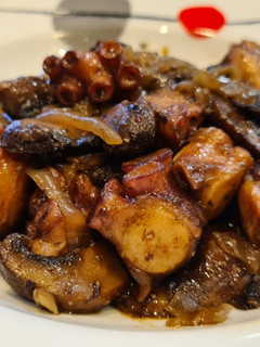 Una foto de Salteado de pulpo con champiñones