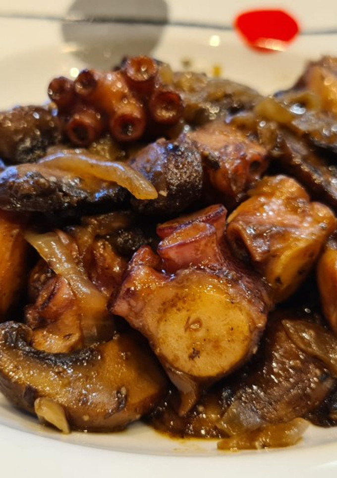 Una foto de Salteado de pulpo con champiñones