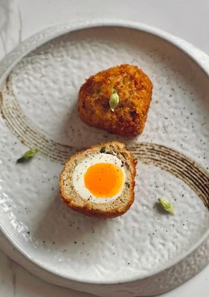 Hình của món Scotch eggs cá hồi.