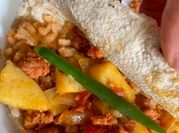 Una foto de arroz con longaniza