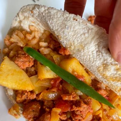 Tacos acorazados de longaniza con papas Receta de Ana Laura Arias- Cookpad
