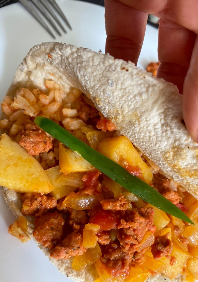 Una foto de Tacos acorazados de longaniza con papas