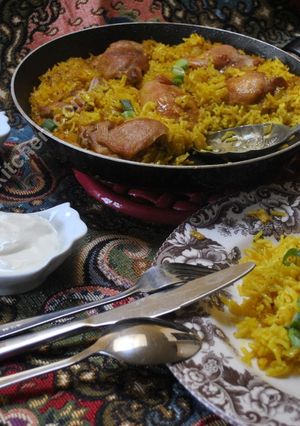 A picture of Turmeric Rice with Chicken کته زردچوبه با مرغ.