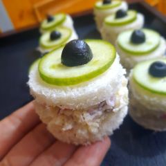A picture of Mayo vegies mini sandwich.