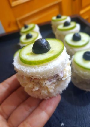 A picture of Mayo vegies mini sandwich.