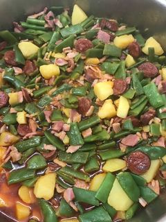 Una foto de Judías con chorizo y bacon