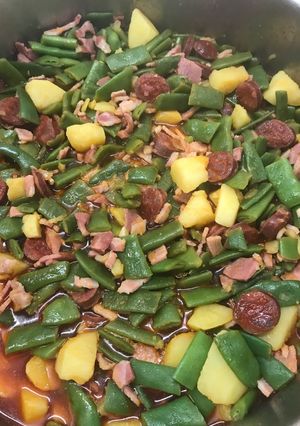 Una foto de Judías con chorizo y bacon