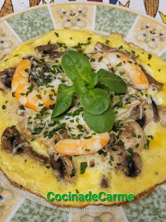 Una foto de Tortilla con champiñones, langostinos y queso