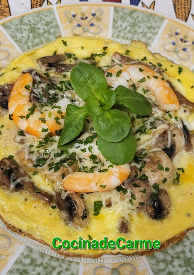 Una foto de Tortilla con champiñones, langostinos y queso