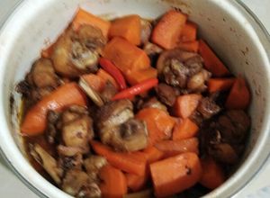 Hình của món Đùi gà kho củ cải đỏ.