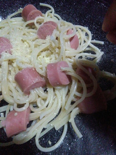 Una foto de Fideos con salchichas