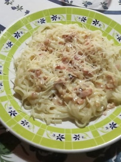 Una foto de Pasta con salsa de panceta y crema con opciones