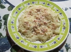 Una foto de Pasta con salsa de panceta y crema con opciones