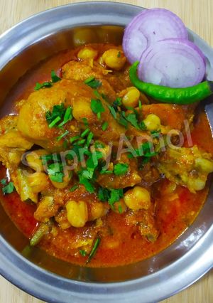 छोले चिकन (Chhole Chicken recipe in marathi) रेसिपी चे मुख्य फोटो 