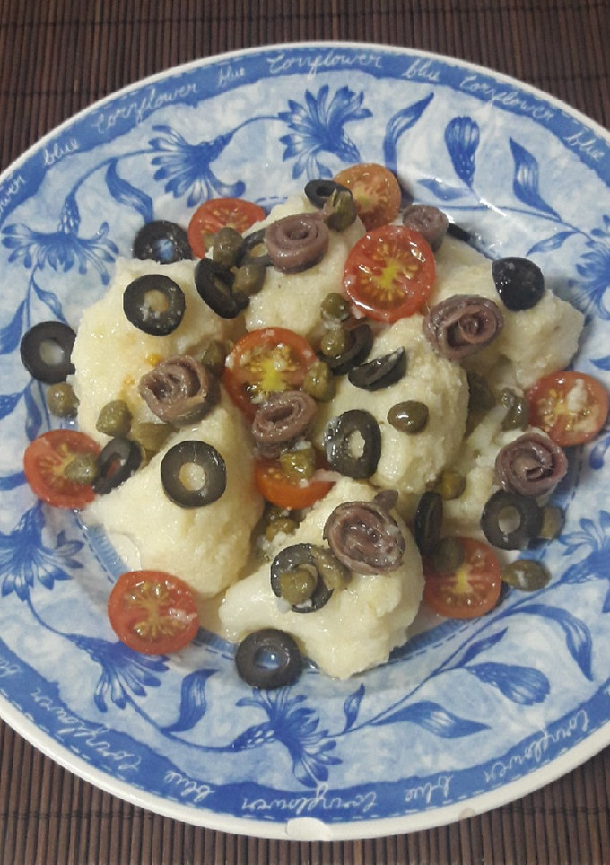 Una foto de Ensalada de coliflor mediterránea