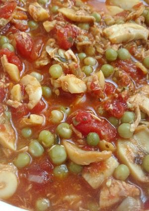 Una foto de Cocina con latas: cazuela de champiñones, arvejas y atún