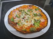 Una foto de pizza con base de zanahoria