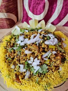 मोड आलेल्या मटकीची भेल🤤😋 (mod aalelya matakichi bhel recipe in marathi) रेसिपी चे मुख्य फोटो