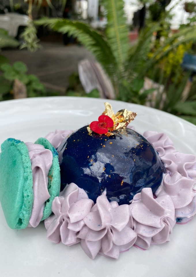 Una foto de 🦋Mousse de piloncillo con jelly de guayaba con glaseado espejo 🦋