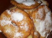Una foto de tortas fritas con levadura y harina 0000