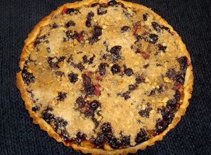 Una foto de Crumble de manzana y arándanos