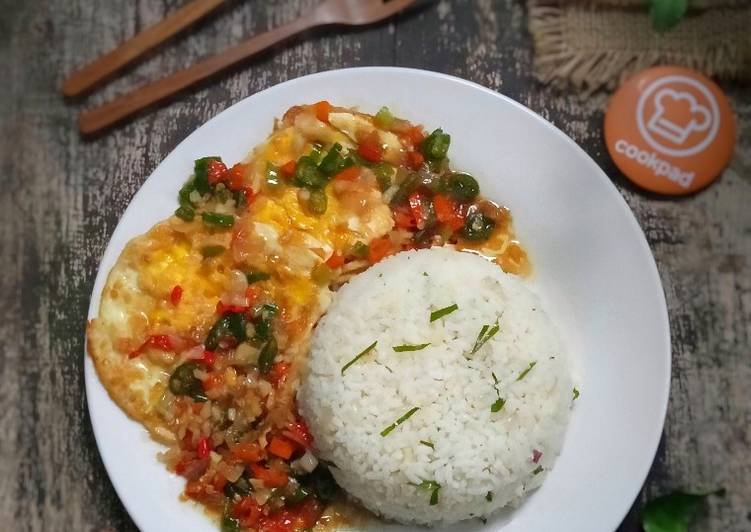 Nasi Gurih Daun Jeruk (Dengan Telur Ceplok Pedas Saus Tiram)