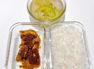 Hình của món Cơm ngon nhà Huý 🏡: Ba rọi rút sườn chiên sả ớt - Canh khổ qua cá thác lác.