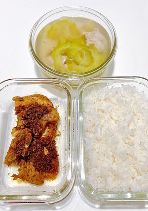 Hình của món Cơm ngon nhà Huý 🏡: Ba rọi rút sườn chiên sả ớt - Canh khổ qua cá thác lác.