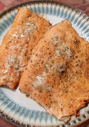 蒜香烤鱒鮭魚 的食譜成品照片
