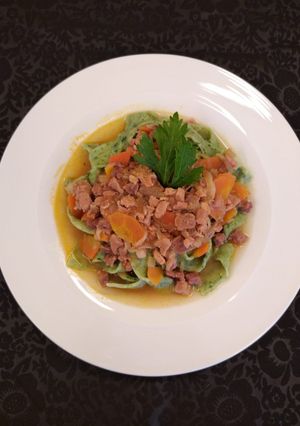 Una foto de Tallarines con salsa bolognesa