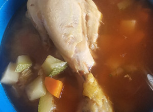 Una foto de Caldo de pollo rojo
