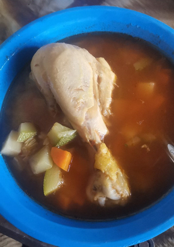 Una foto de Caldo de pollo rojo