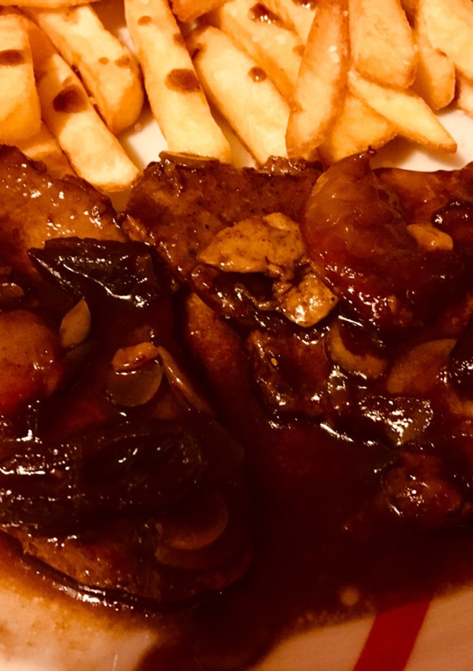 Una foto de Lomo con salsa de ciruelas y almendras