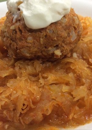 Húsgombócok savanyú káposztával recept fotója