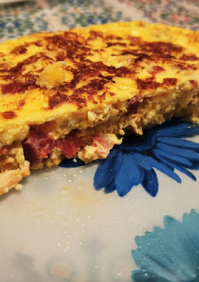 Una foto de Tortilla de pollo y chorizo