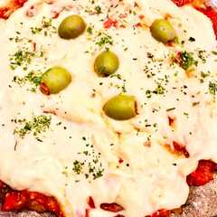 Una foto de Pizza de sarraceno, s/gluten, s/levadura, c/ queso de papa (paparella) y aceitunas